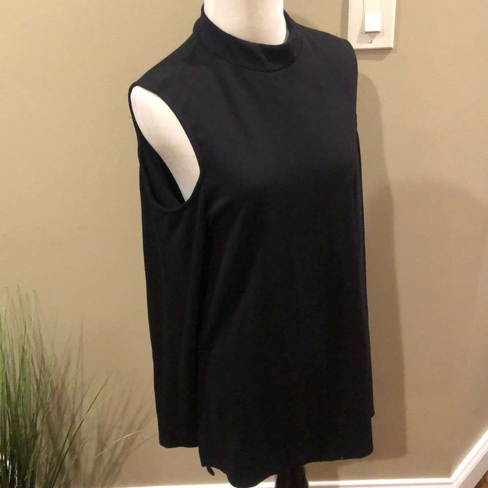 HALOGEN cold shoulder top. Size SMALL.